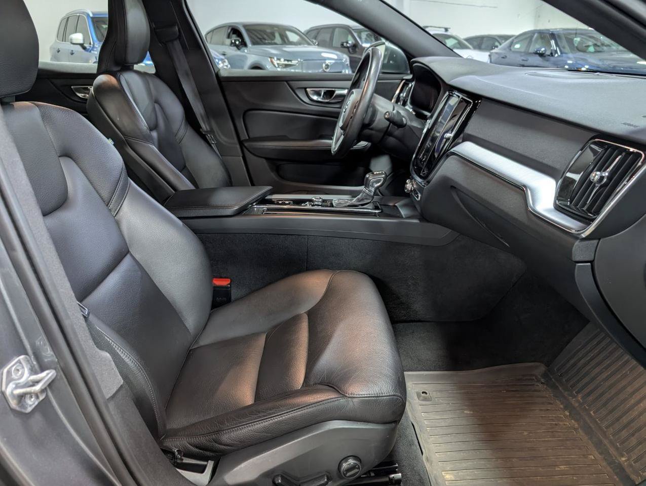 Used 2020 Volvo V60 T5 Momentum FWD image 10