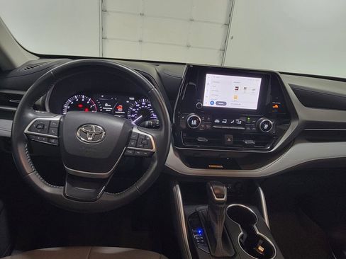 Used 2023 Toyota Highlander XLE FWD image 12