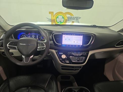 Used 2022 Chrysler Pacifica Touring-L image 15