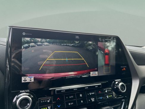 Used 2021 Toyota Highlander Limited FWD image 21