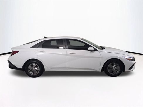 Used 2025 Hyundai Elantra SE FWD image 4