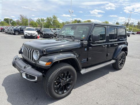 Used 2025 Jeep Wrangler Unlimited Sahara AWD/4WD image 9