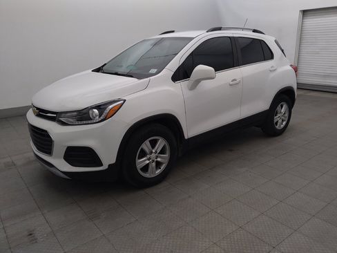 Used 2020 Chevrolet Trax LT w/ Driver Confidence Package FWD image 2