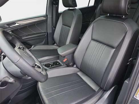 Used 2022 Volkswagen Tiguan SE R-Line image 18