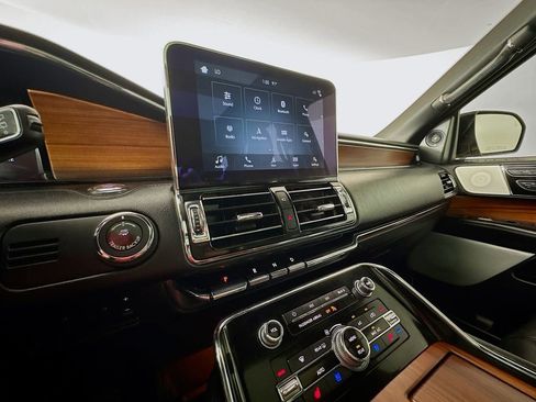 Used 2019 Lincoln Navigator Reserve AWD/4WD image 17