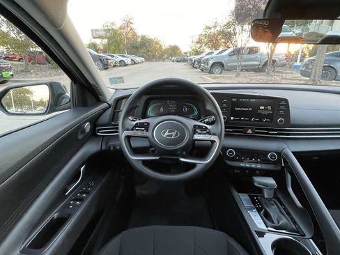Used 2025 Hyundai Elantra Blue image 11