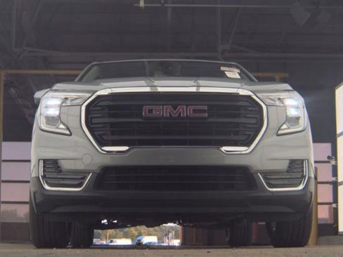Used 2023 GMC Terrain SLE w/ Driver Convenience Package AWD/4WD image 3
