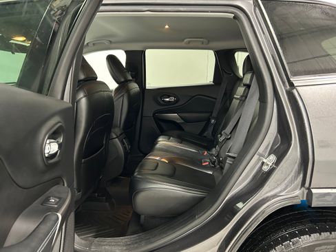 Used 2019 Jeep Cherokee Latitude Plus AWD/4WD image 29