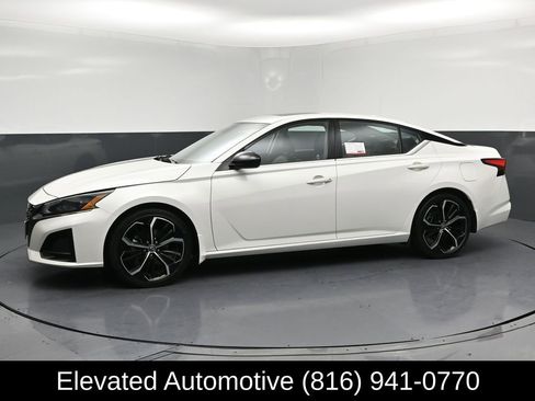 Used 2023 Nissan Altima 2.5 SR w/ SR Premium Package image 2