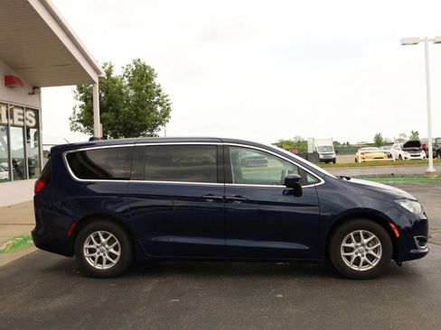 Used 2017 Chrysler Pacifica Touring FWD image 4