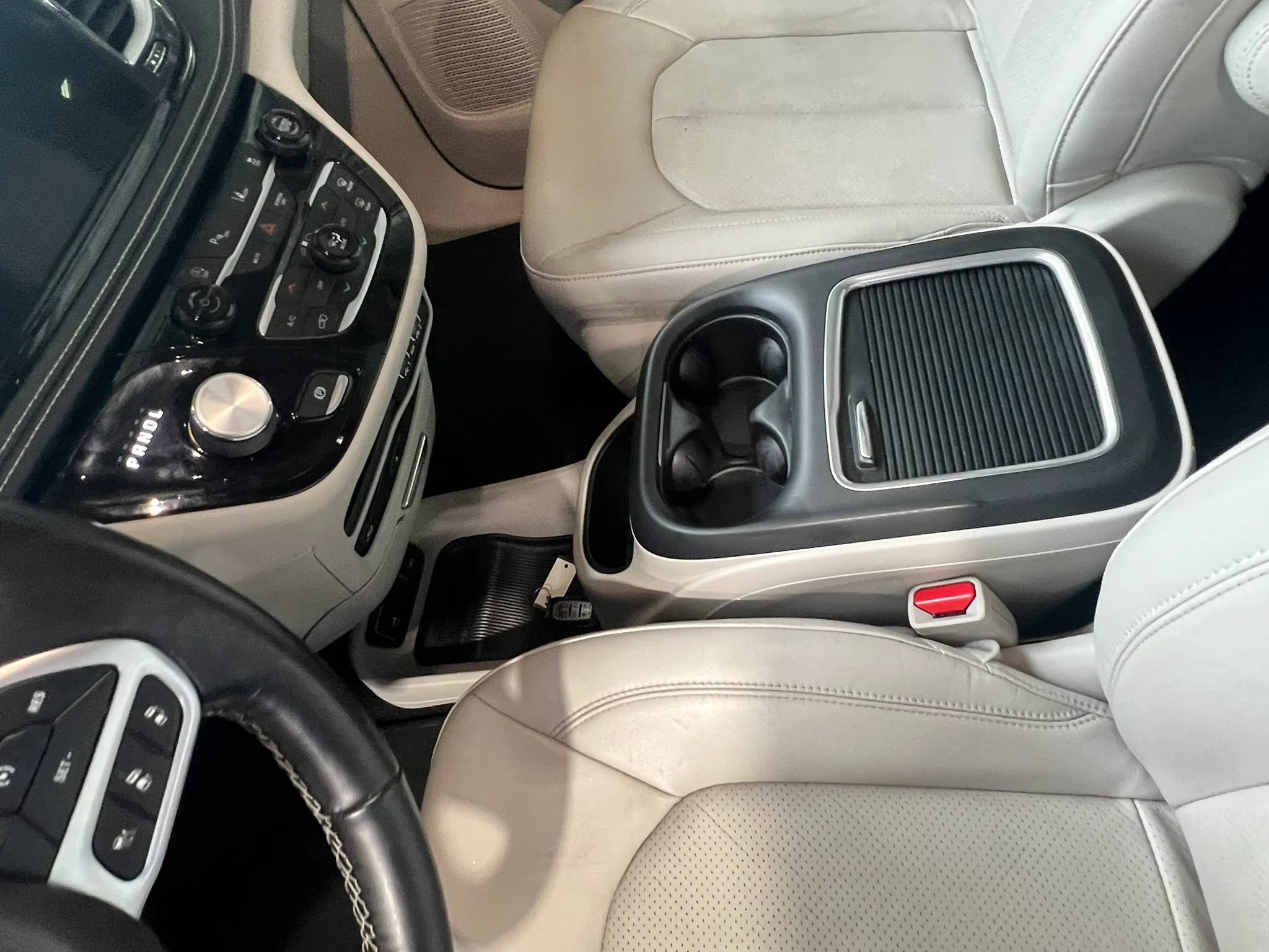 Used 2021 Chrysler Pacifica Touring-L w/ Uconnect Theater Family Group FWD image 15
