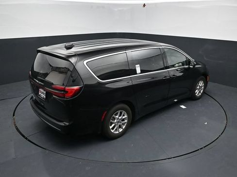 Used 2024 Chrysler Pacifica Touring-L FWD image 41