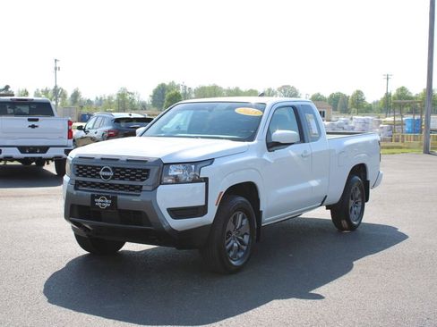Used 2025 Nissan Frontier SV image 4