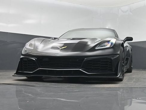 Used 2015 Chevrolet Corvette Z06 w/ 3LZ Preferred Equipment Group RWD image 31