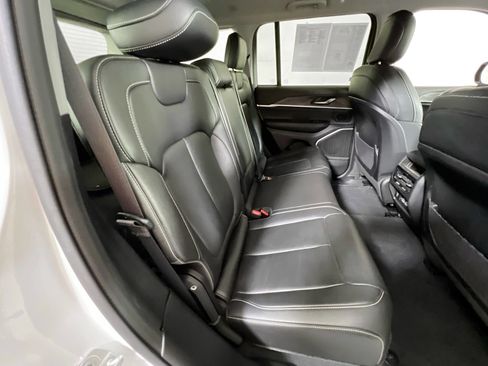 Used 2022 Jeep Grand Cherokee Limited AWD/4WD image 27