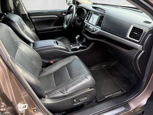 Used 2018 Toyota Highlander Limited Platinum w/ Carpet Mat Package (TMS) image 21