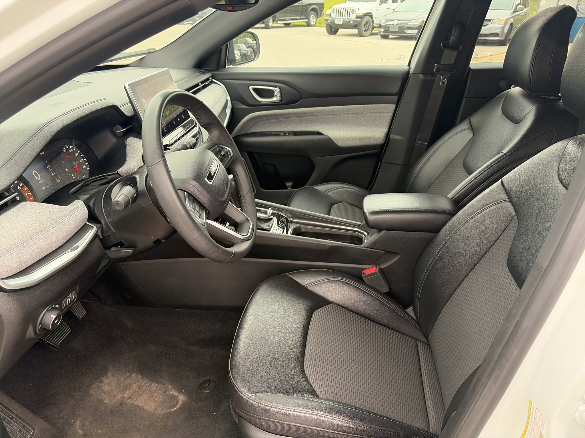 Used 2024 Jeep Compass Latitude AWD/4WD image 11