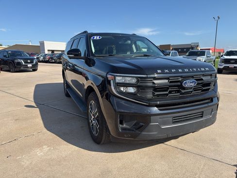 Used 2025 Ford Expedition Max Active AWD/4WD image 3