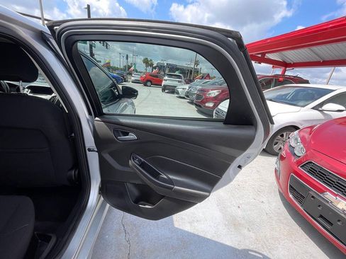 Used 2016 Ford Focus SE w/ SE Sport Package FWD image 9
