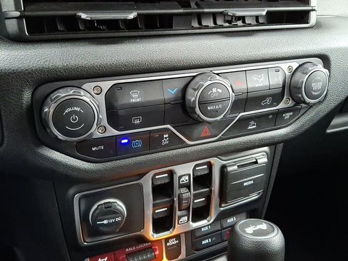 Certified 2025 Jeep Wrangler Willys image 16