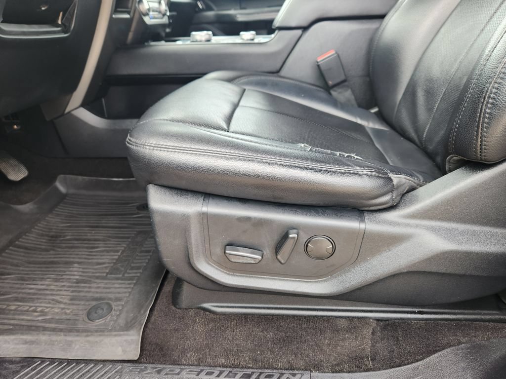 Used 2020 Ford Expedition XLT w/ Equipment Group 202A AWD/4WD image 17