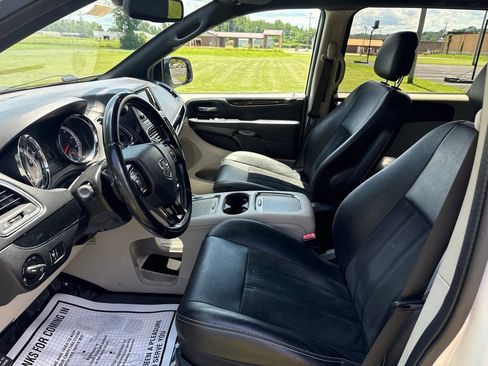 Used 2019 Dodge Grand Caravan SXT FWD image 12