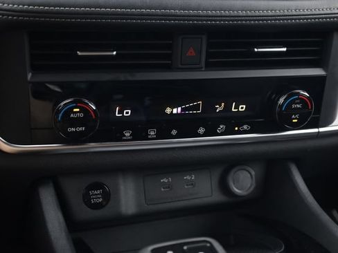 Used 2025 Nissan Rogue SV FWD image 22