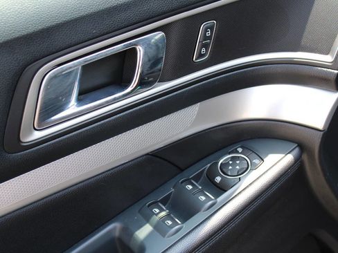 Used 2016 Ford Explorer XLT w/ Equipment Group 202A image 10