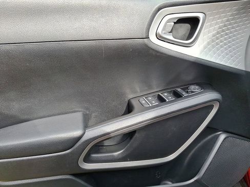 Used 2022 Kia Soul LX image 9