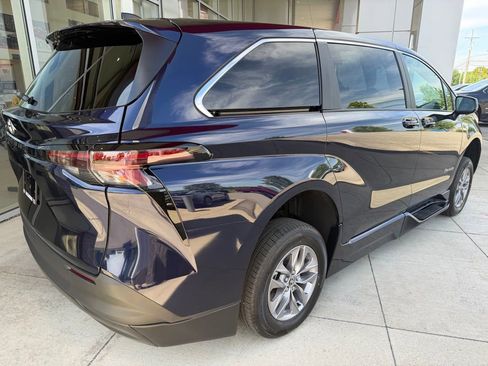 Used 2026 Toyota Sienna LE FWD image 5