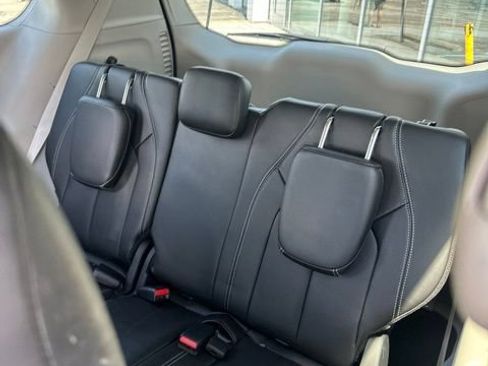 Used 2024 Chrysler Pacifica Touring-L AWD/4WD image 24