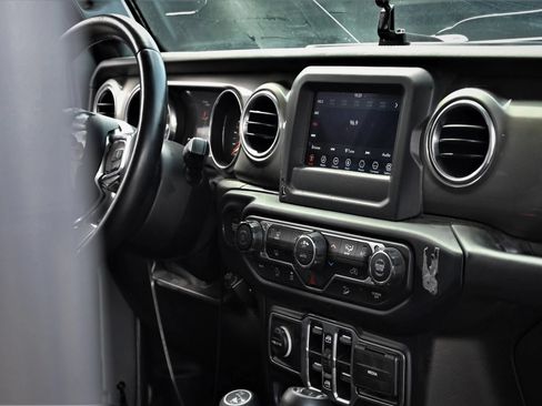 Used 2019 Jeep Wrangler Unlimited Sahara AWD/4WD image 10