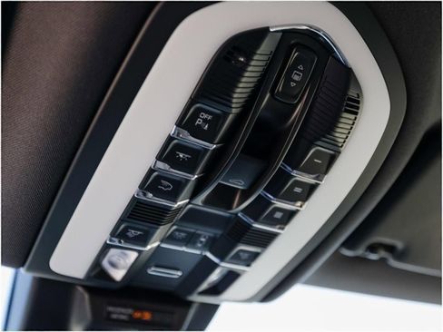 Certified 2025 Porsche Macan AWD/4WD image 21