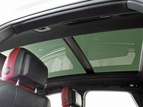 Certified 2025 Porsche Macan AWD/4WD image 18