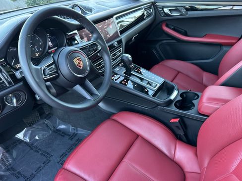 Used 2025 Porsche Macan image 4