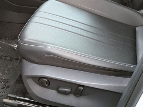 Used 2024 Volkswagen Tiguan SE image 15