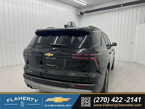 Used 2025 Chevrolet Traverse LT FWD image 3