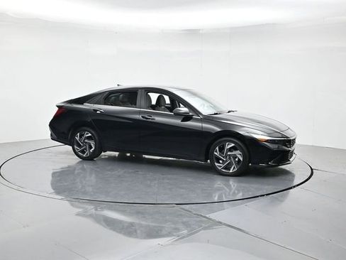 Used 2025 Hyundai Elantra Limited FWD image 3