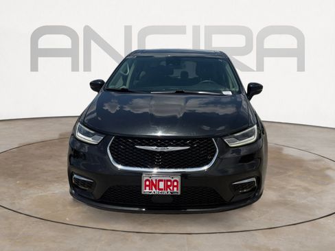 Used 2023 Chrysler Pacifica Touring-L FWD image 6