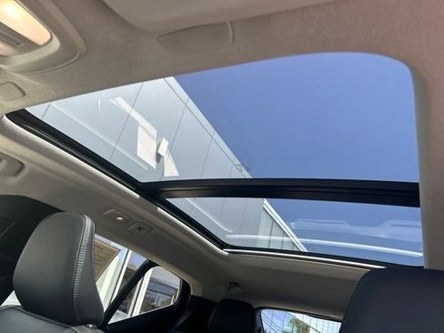 Certified 2025 Volvo XC40 B5 Plus AWD/4WD image 29