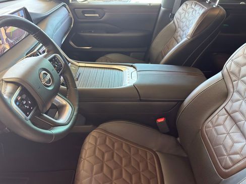 Used 2025 Nissan Armada Platinum image 18