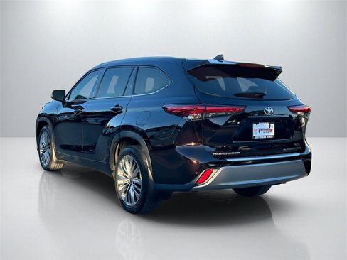 Certified 2022 Toyota Highlander Platinum image 7