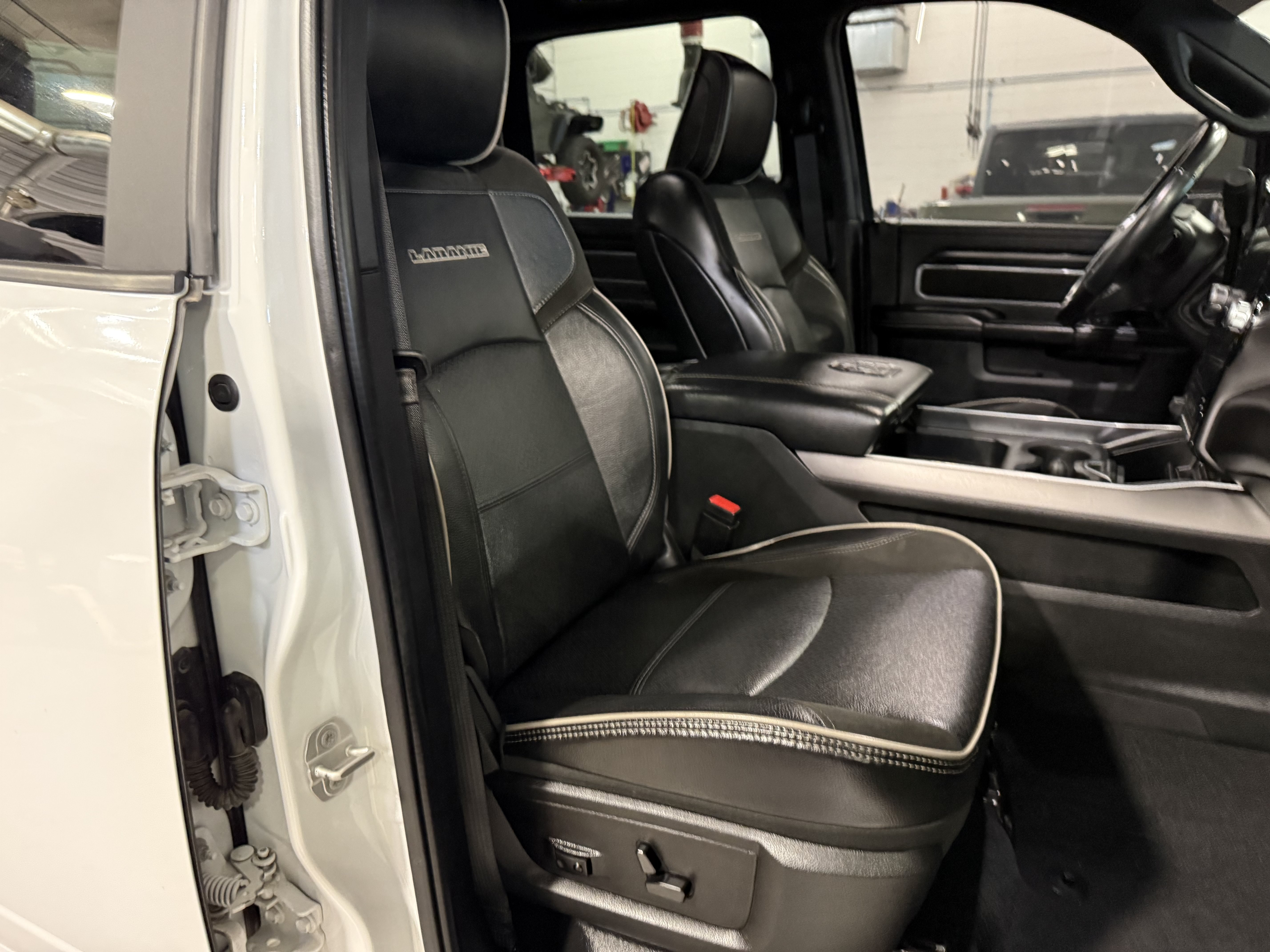 Used 2023 RAM 3500 Laramie AWD/4WD image 12