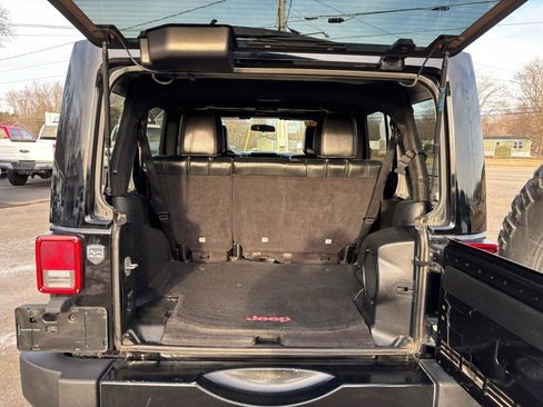 Used 2012 Jeep Wrangler Unlimited Sahara AWD/4WD image 14