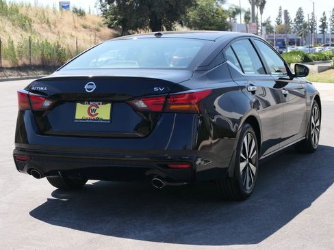 Used 2022 Nissan Altima 2.5 SV w/ SV Premium Package FWD image 2