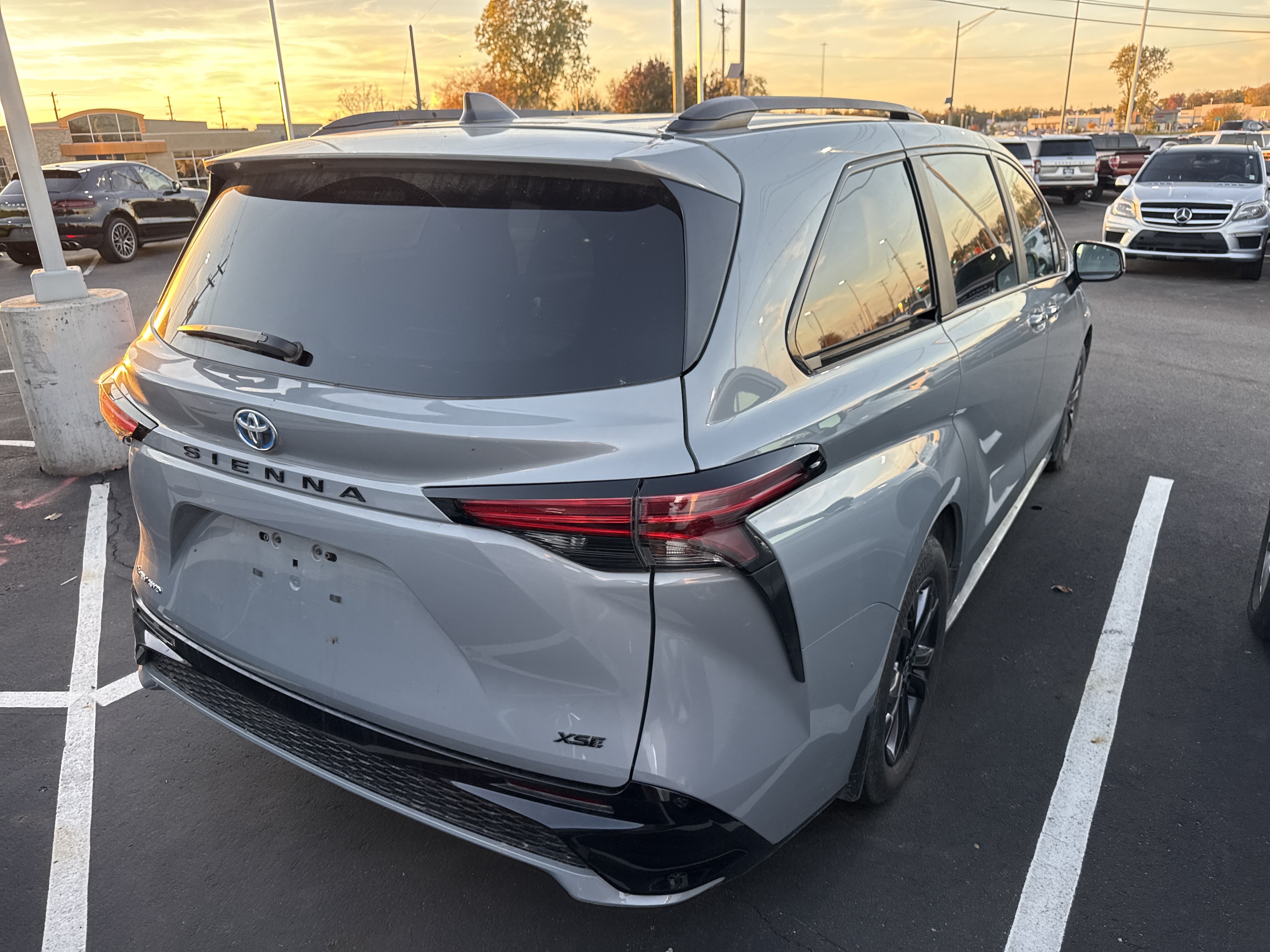 Used 2025 Toyota Sienna XSE AWD/4WD image 3
