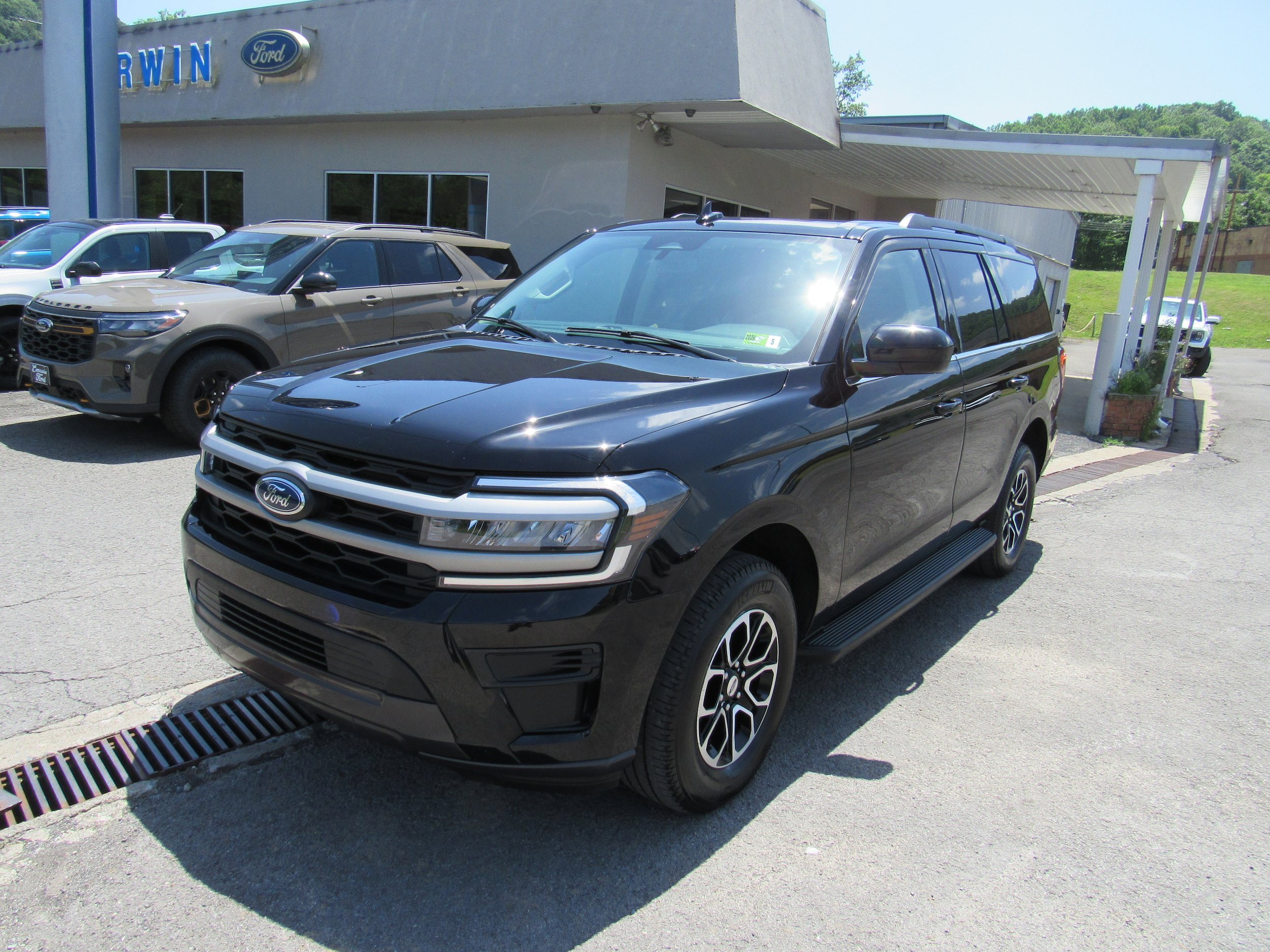 Used 2024 Ford Expedition XLT AWD/4WD image 1