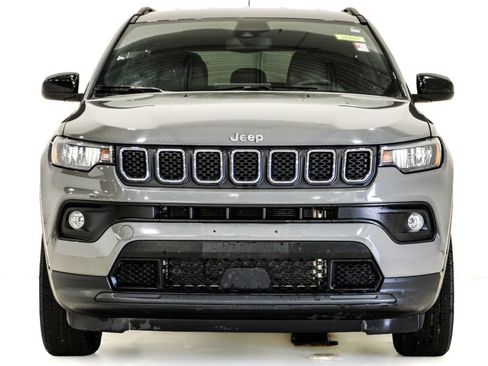 Used 2024 Jeep Compass Latitude AWD/4WD image 2