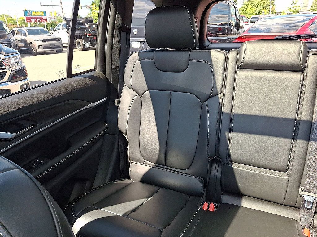 Used 2026 Jeep Grand Cherokee Limited AWD/4WD image 12
