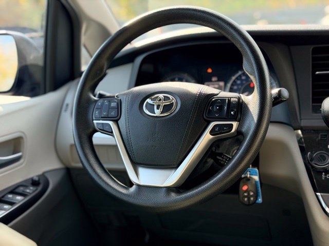 Used 2018 Toyota Sienna LE FWD image 21